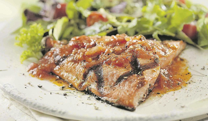 Жареное филе лосося с чесноком и помидорами черри